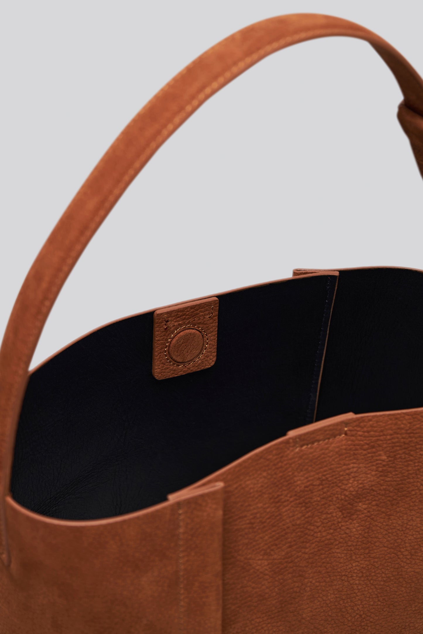 LARGE TOTE PLISSÉ TOFFEE NUBUCK