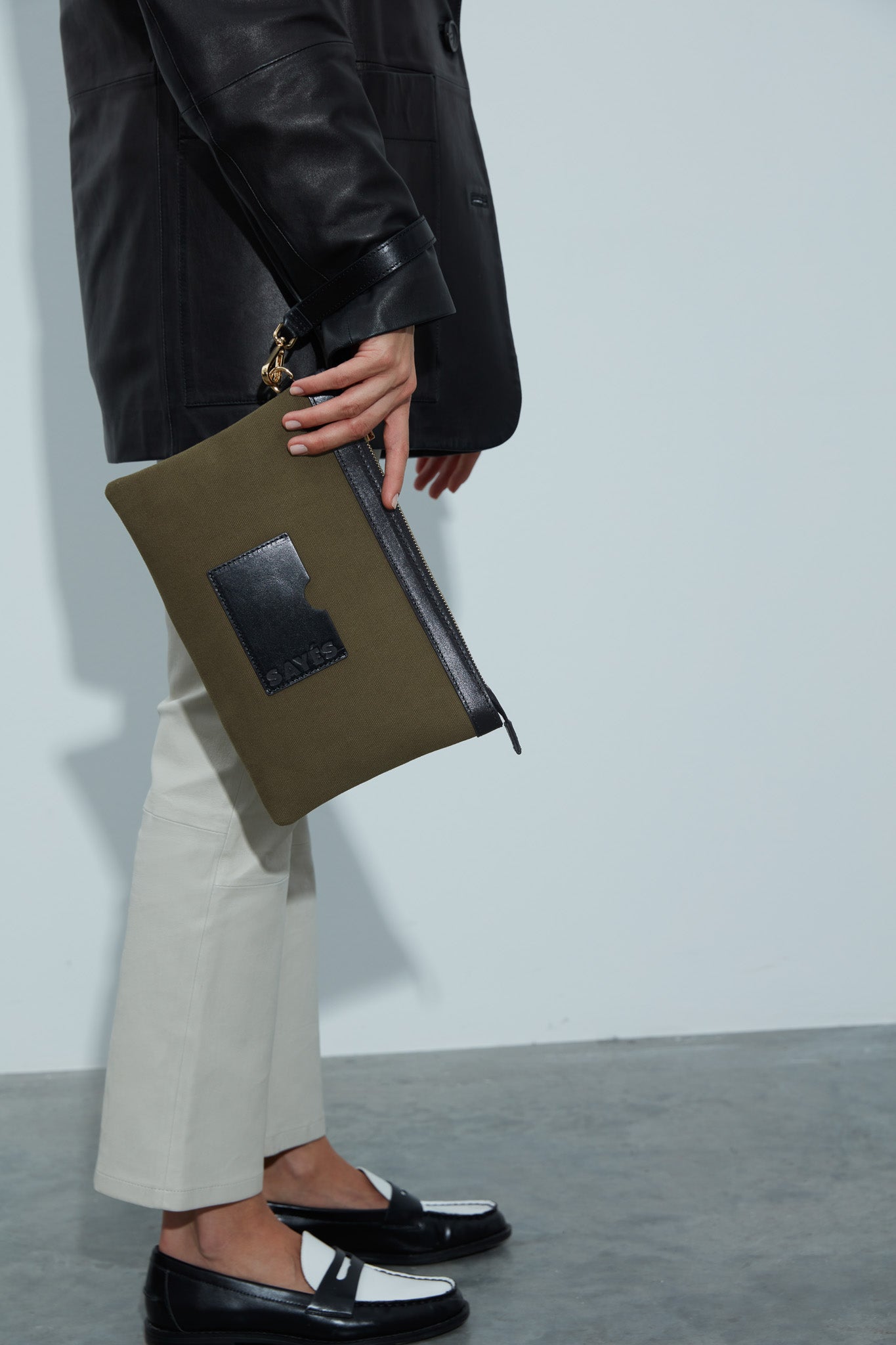 STITCHED CLUTCH IN KHAKI AND BLACK