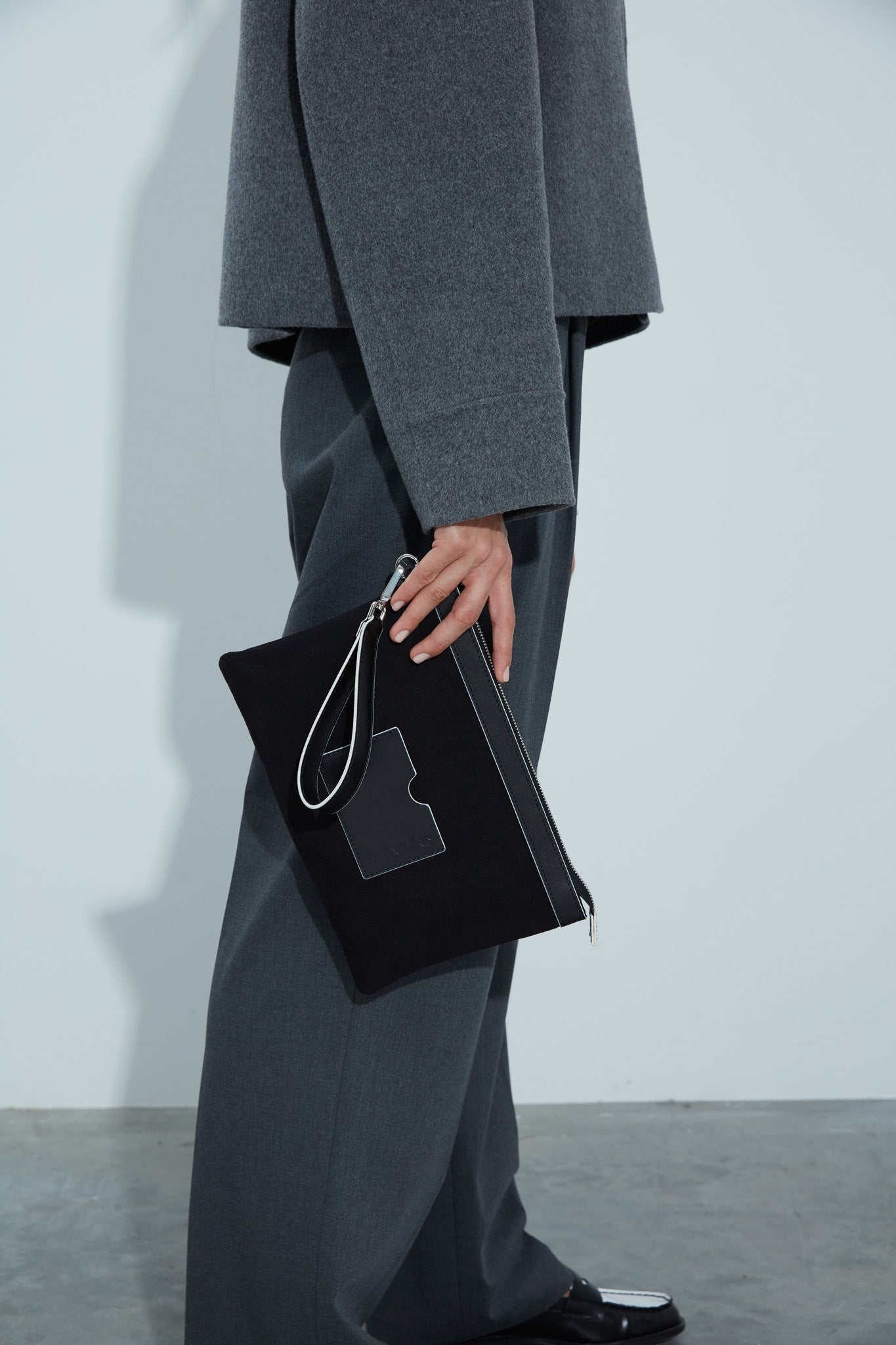 STITCHED CLUTCH IN BLACK WITH OFF-WHITE EDGES