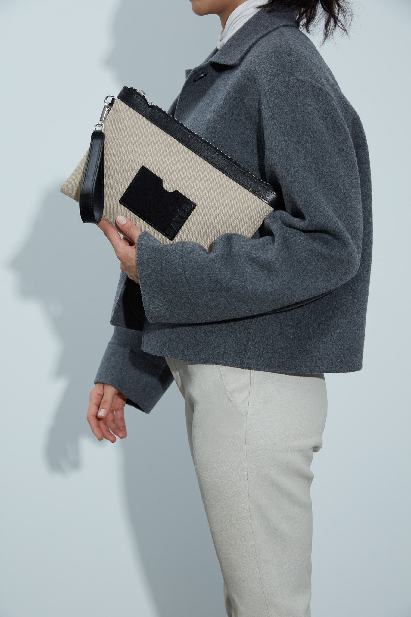 STITCHED CLUTCH IN BEIGE AND BLACK
