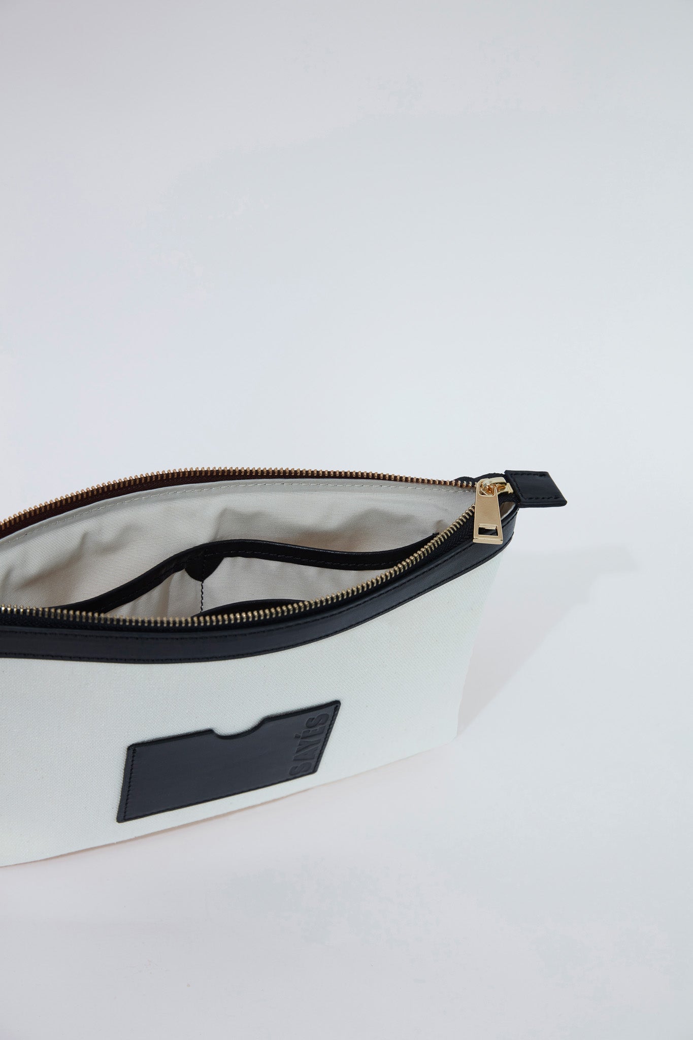 STITCHED CLUTCH IN WHITE AND BLACK