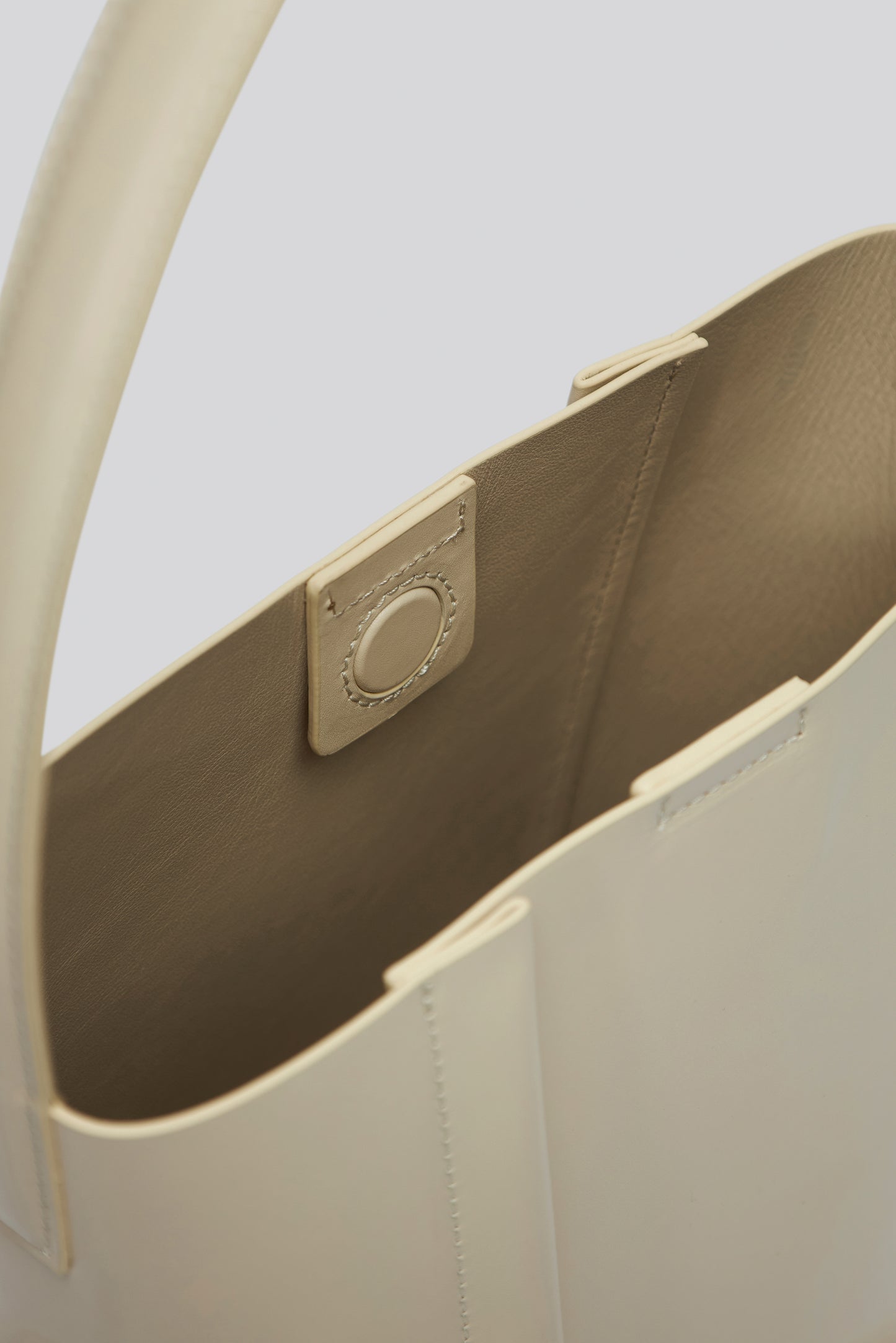 THE MEDIUM TOTE PLISSÉ EGGSHELL