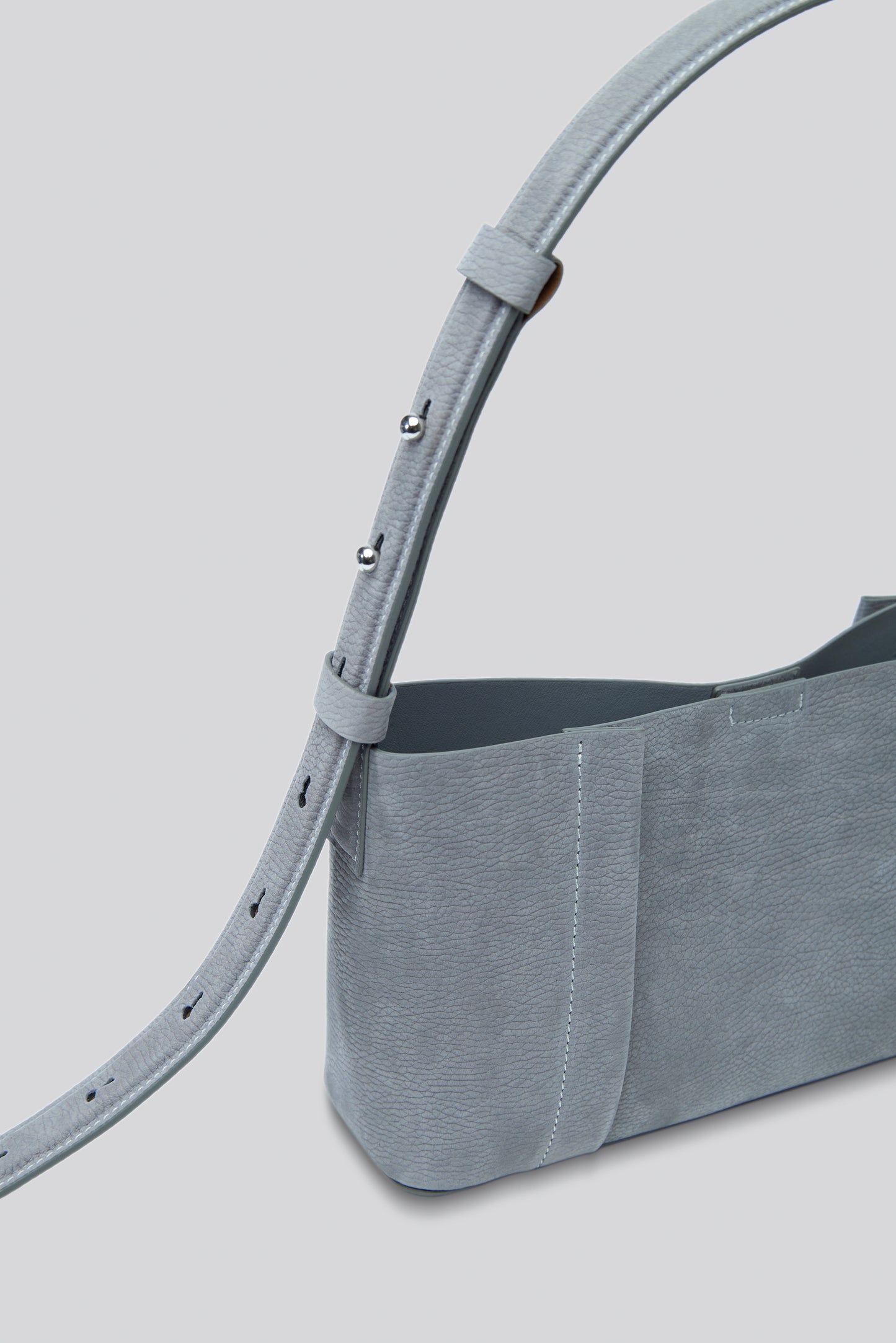 THE TOTE PLISSÉ EAST-WEST CEMENT NUBUCK