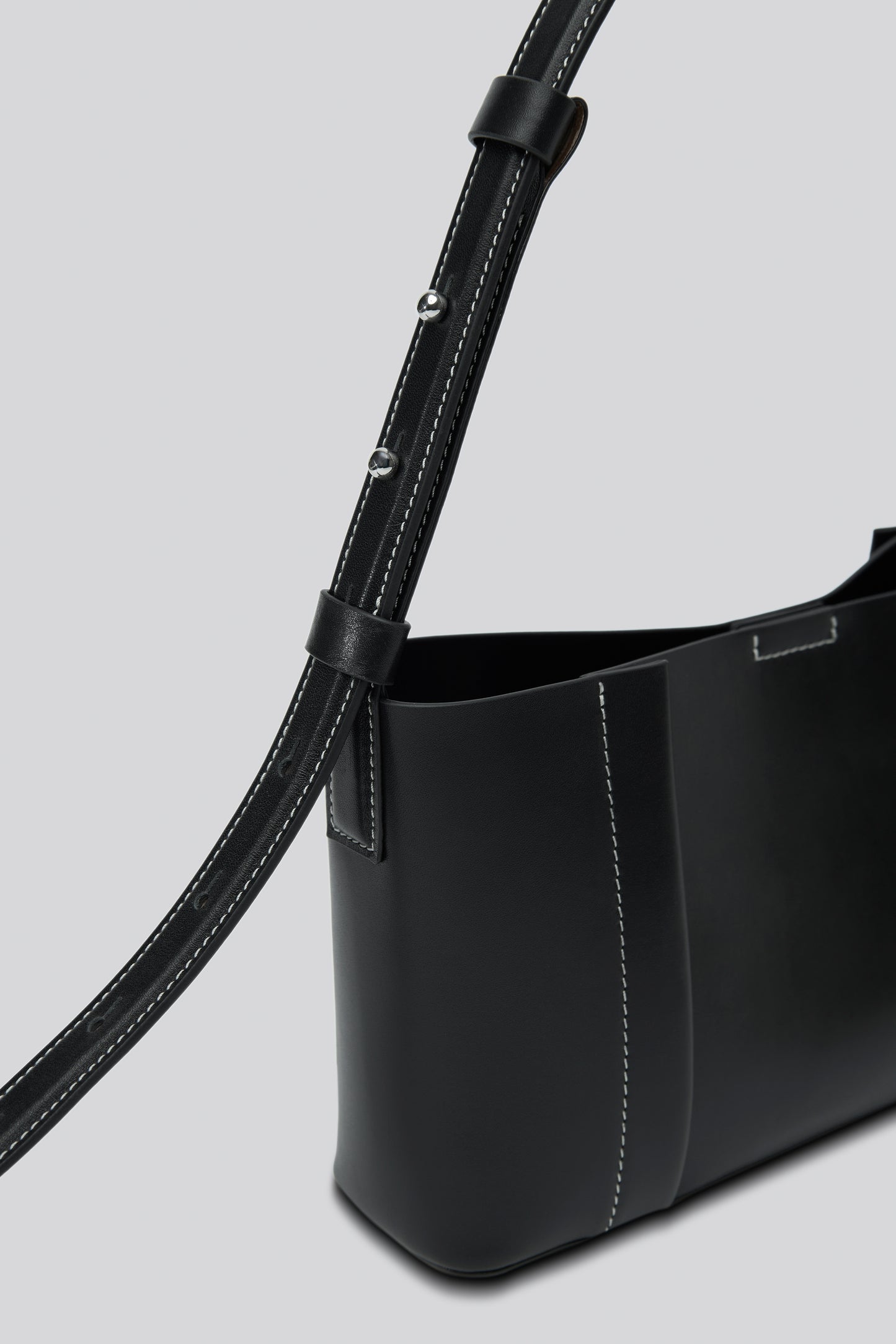 THE TOTE PLISSÉ EAST-WEST BLACK