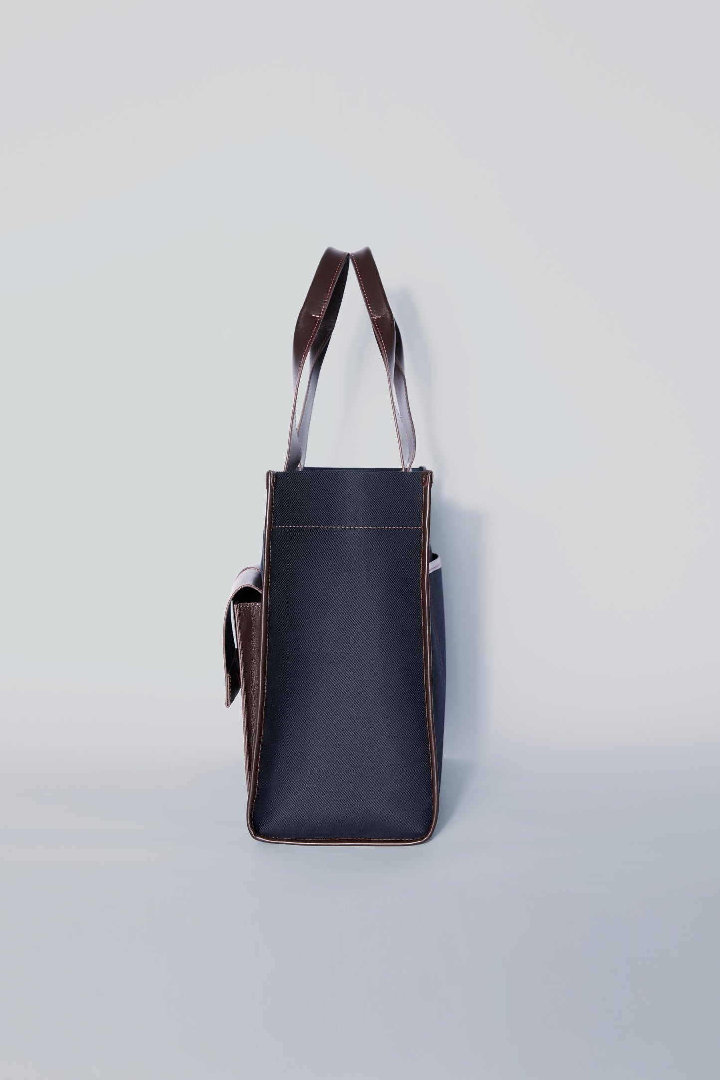 STITCHED POCKET MAXI TOTE IN NAVY AND BROWN