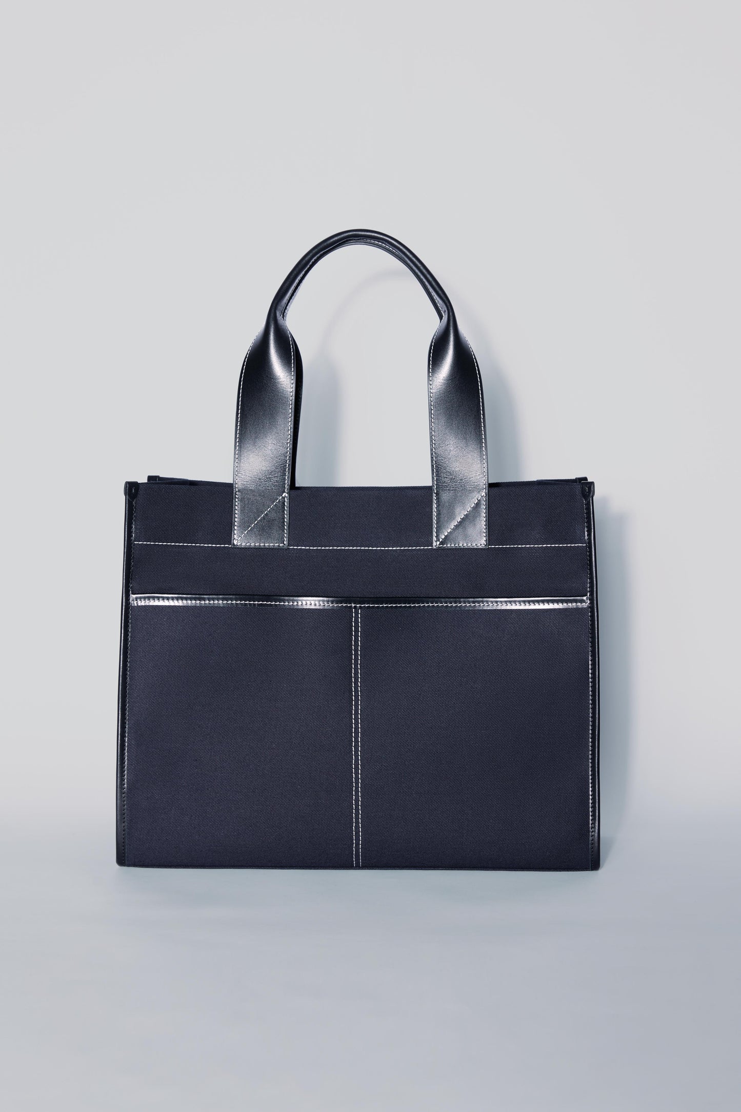 STITCHED POCKET MAXI TOTE IN NAVY AND BLACK