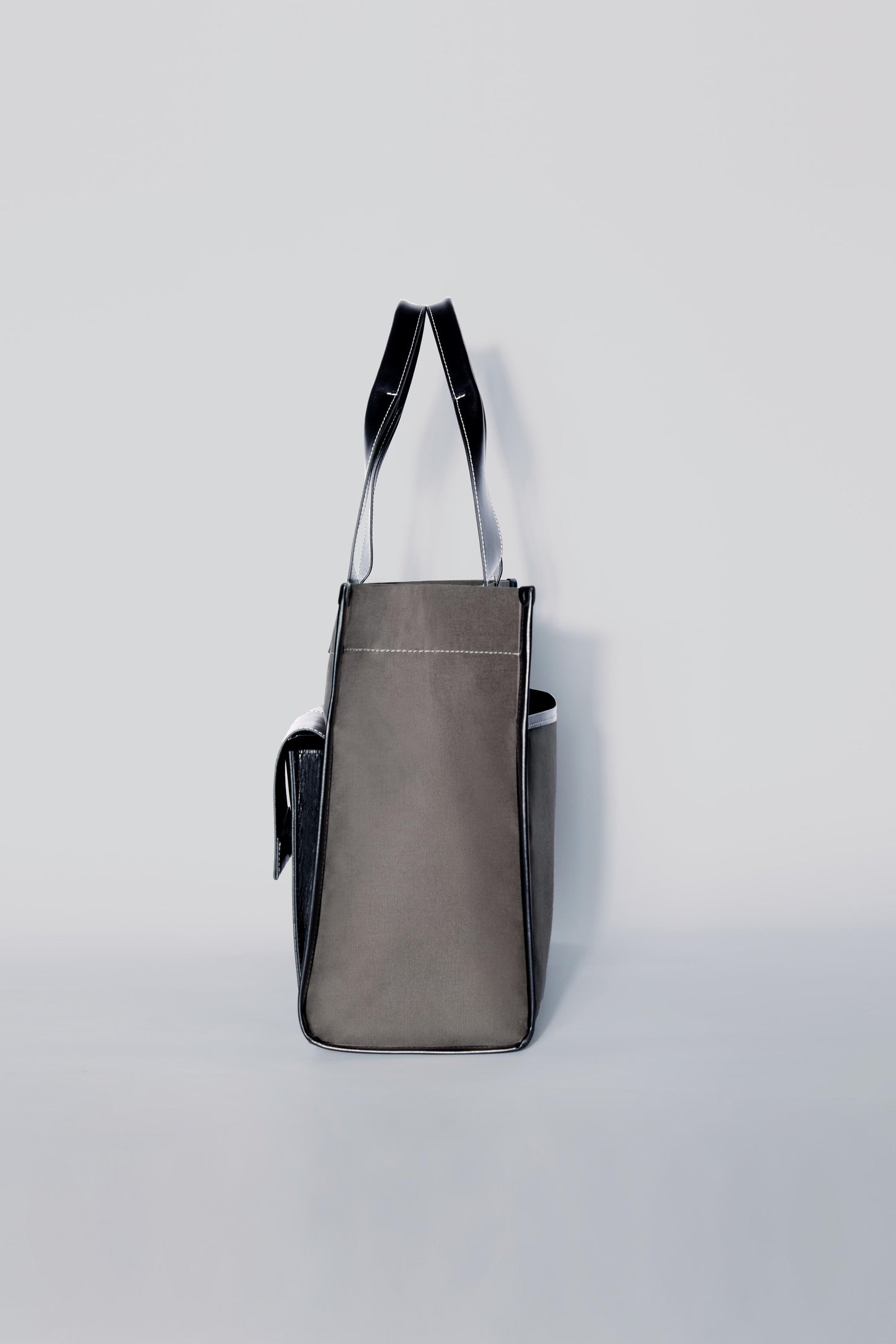 STITCHED POCKET MAXI TOTE BAG IN MINK AND BLACK