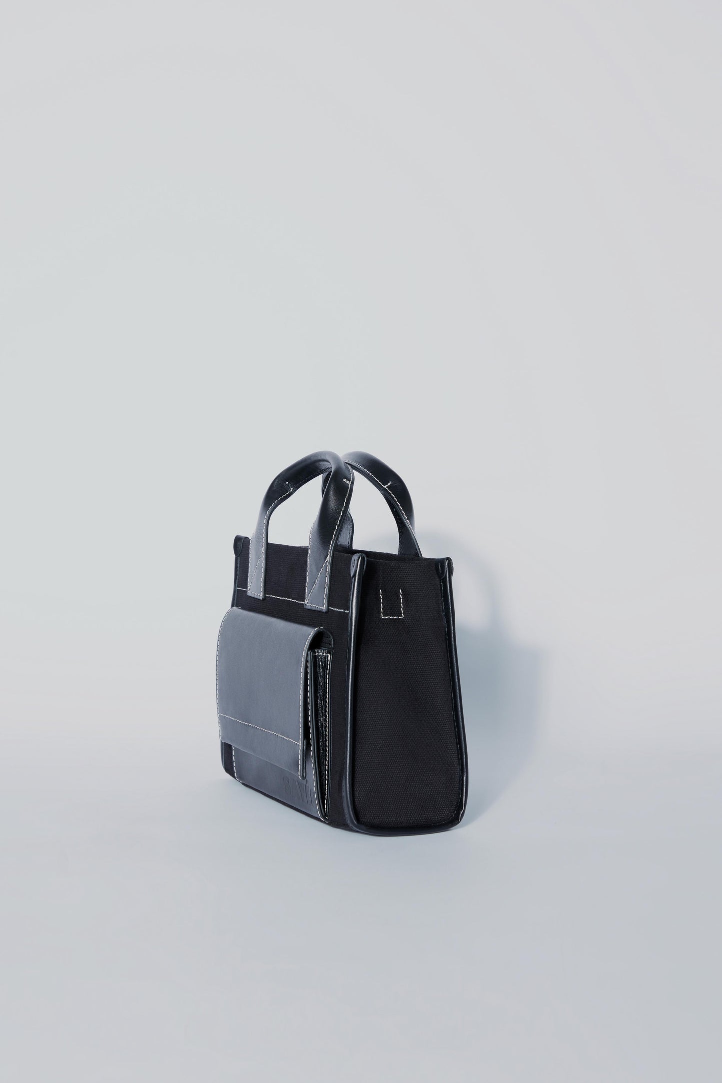 STITCHED POCKET MINI TOTE BAG IN BLACK