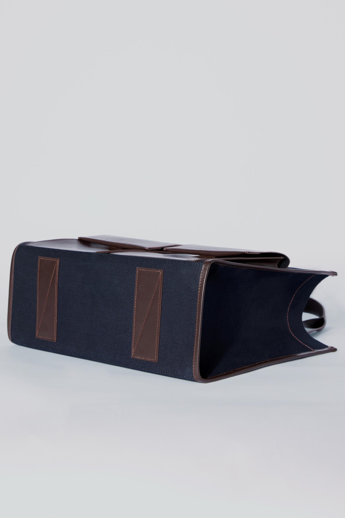 STITCHED POCKET MAXI TOTE IN NAVY AND BROWN