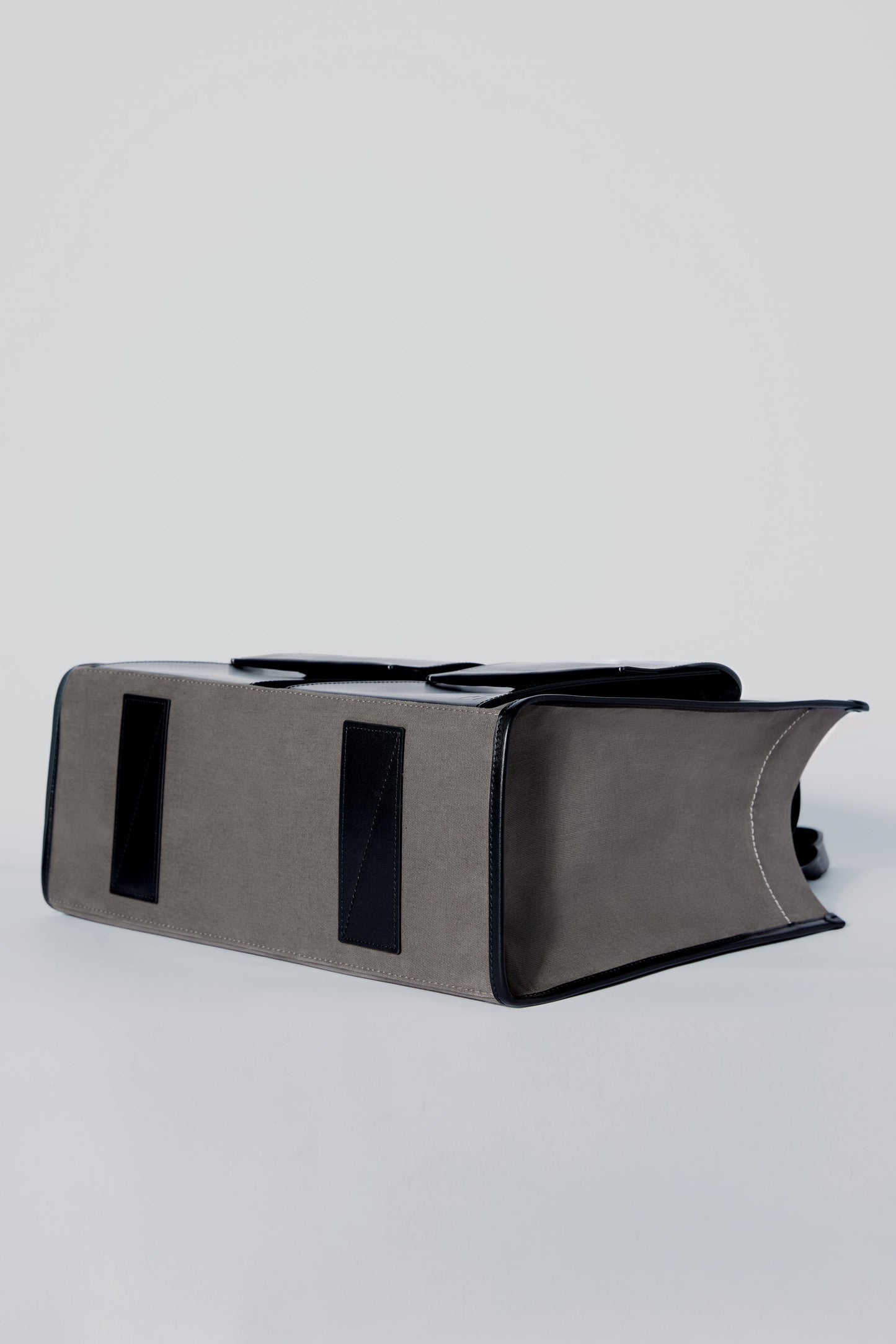 STITCHED POCKET MAXI TOTE BAG IN MINK AND BLACK