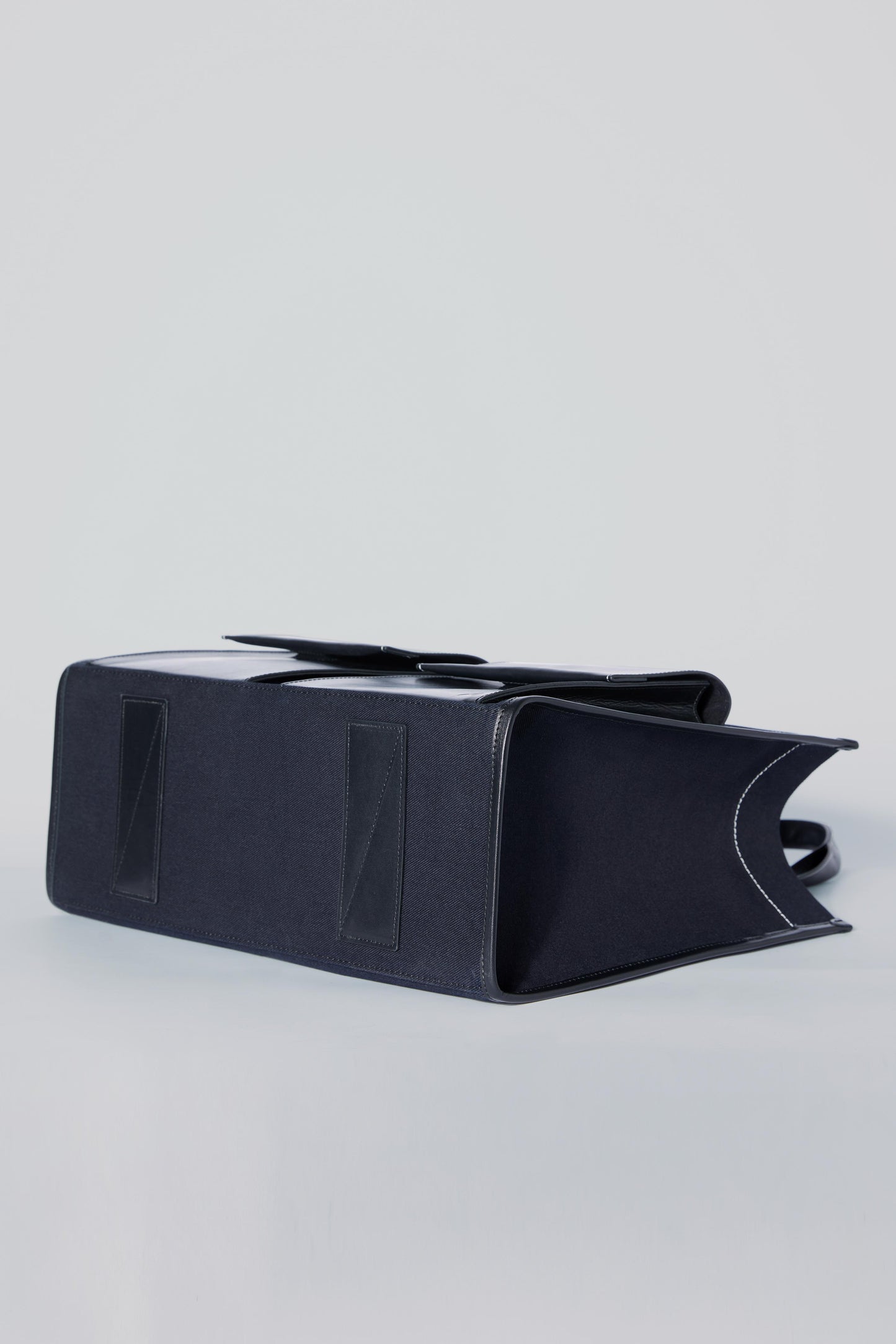 STITCHED POCKET MAXI TOTE IN NAVY AND BLACK