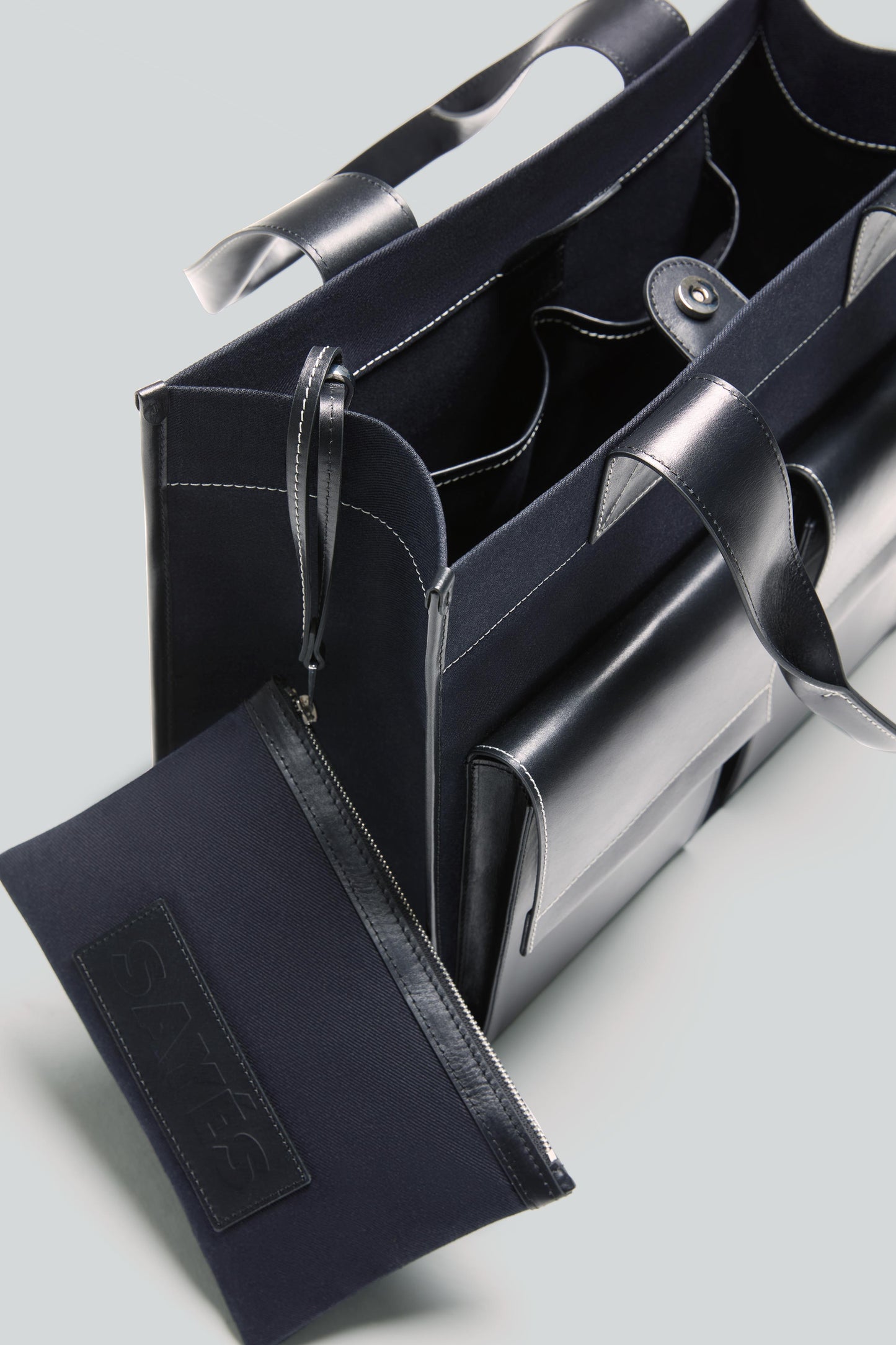 STITCHED POCKET MAXI TOTE IN NAVY AND BLACK