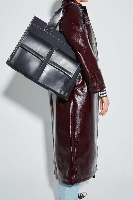 STITCHED POCKET MAXI TOTE IN NAVY AND BLACK