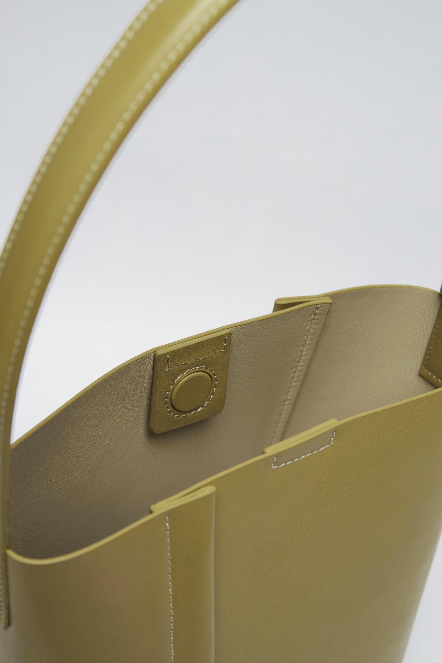 THE MEDIUM TOTE PLISSÉ MUSTARD – SAYÉS