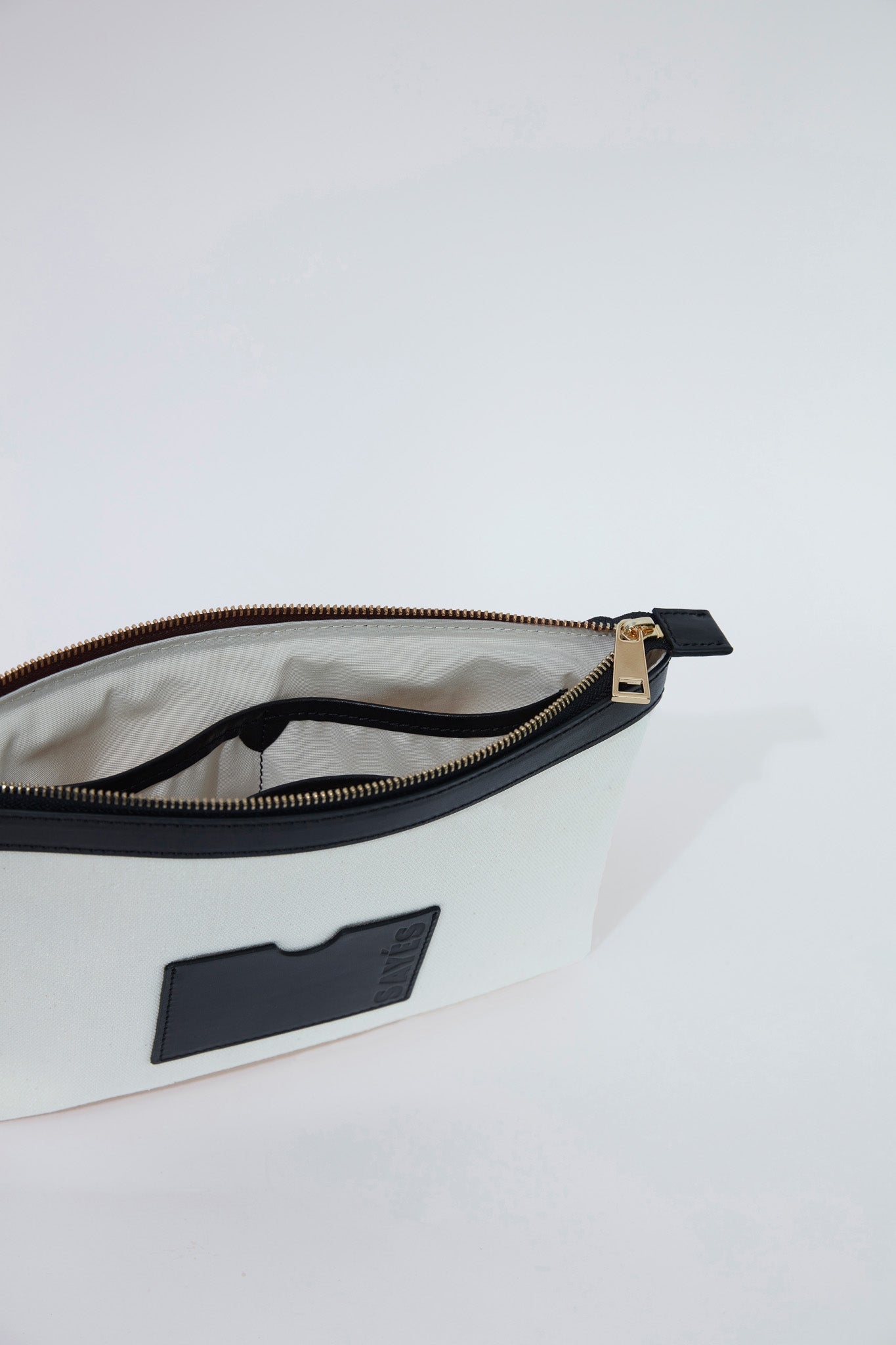 STITCHED CLUTCH BAG IN WHITE AND BLACK