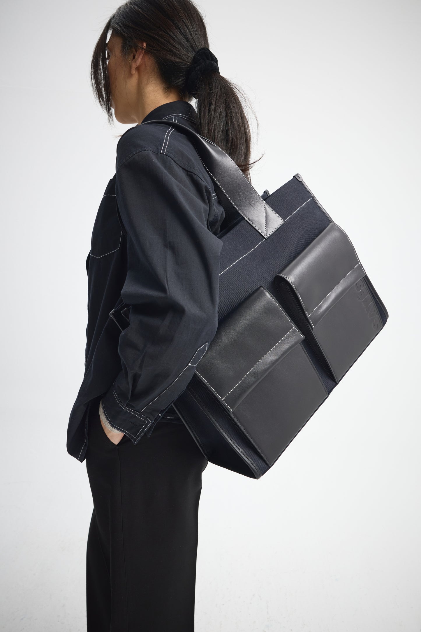 STITCHED POCKET MAXI TOTE IN NAVY AND BLACK