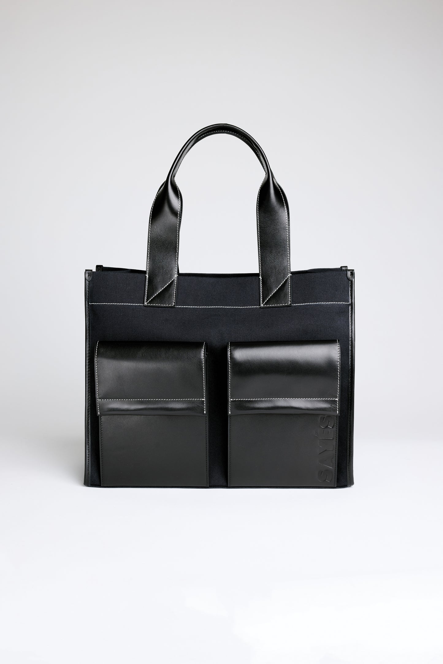 STITCHED POCKET MAXI TOTE IN NAVY AND BLACK
