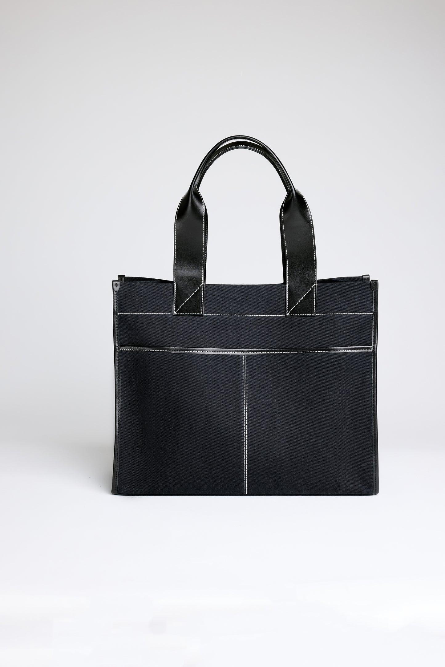 STITCHED POCKET MAXI TOTE IN NAVY AND BLACK
