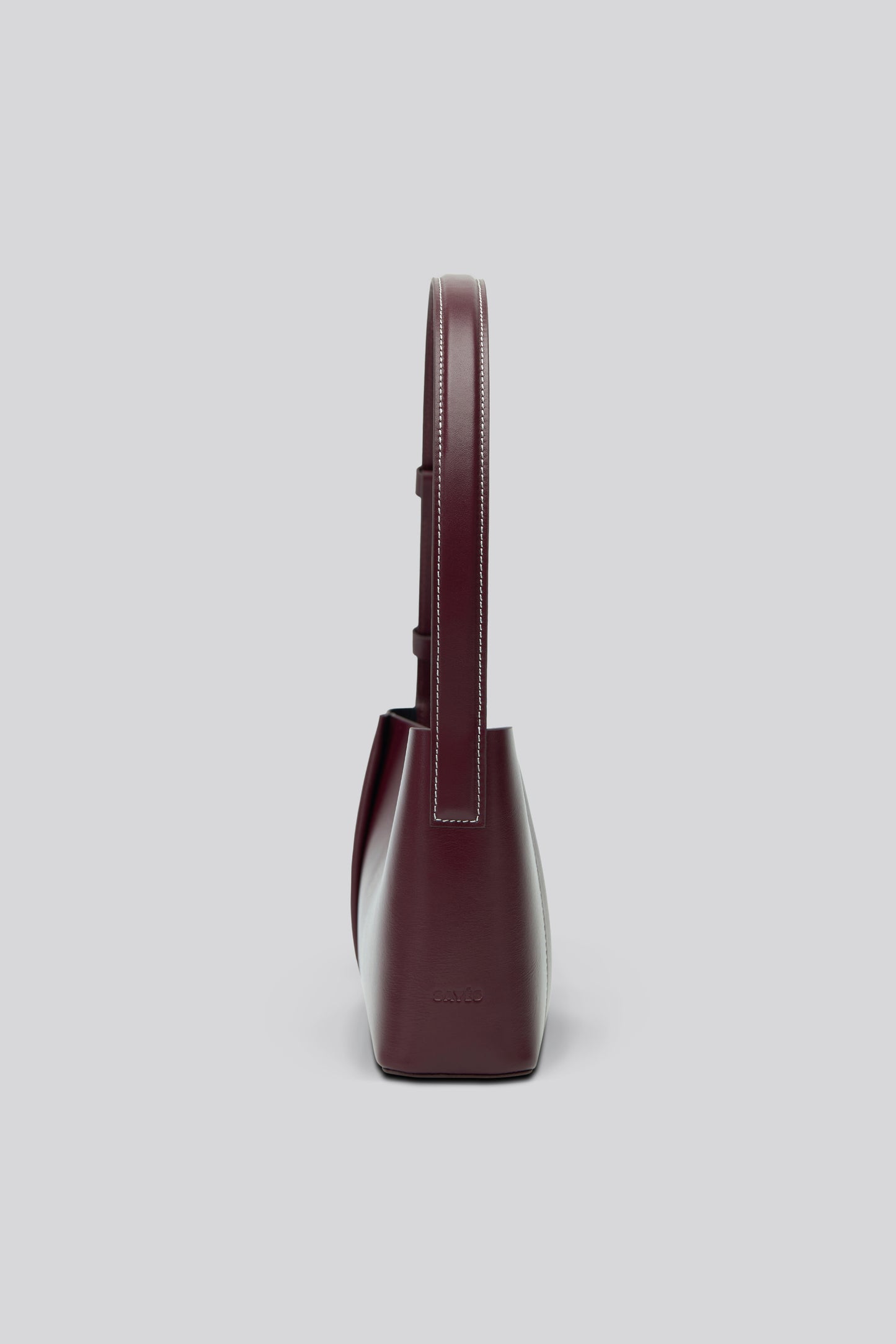 THE TOTE PLISSÉ EAST-WEST BURGUNDY