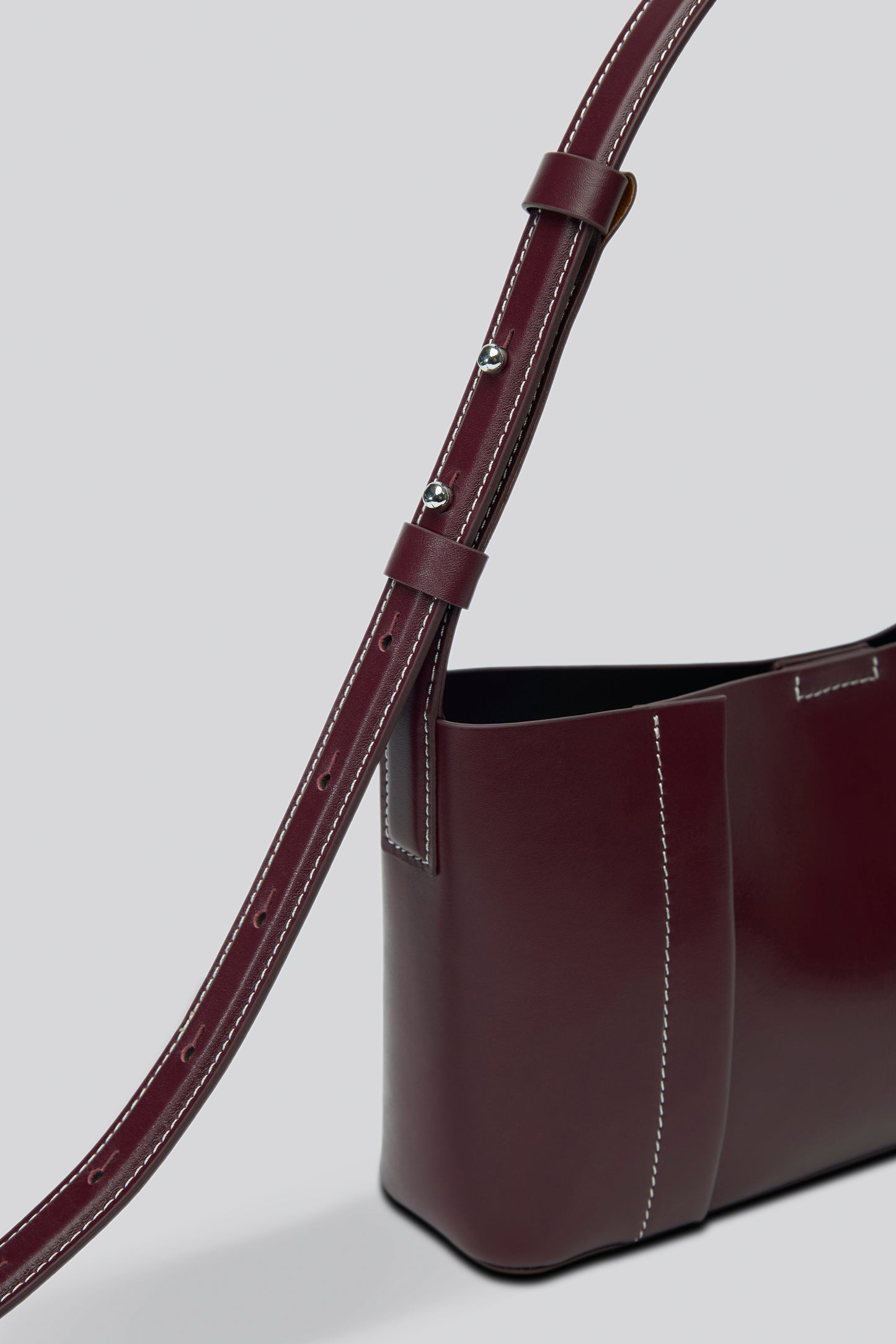 THE TOTE PLISSÉ EAST-WEST BURGUNDY