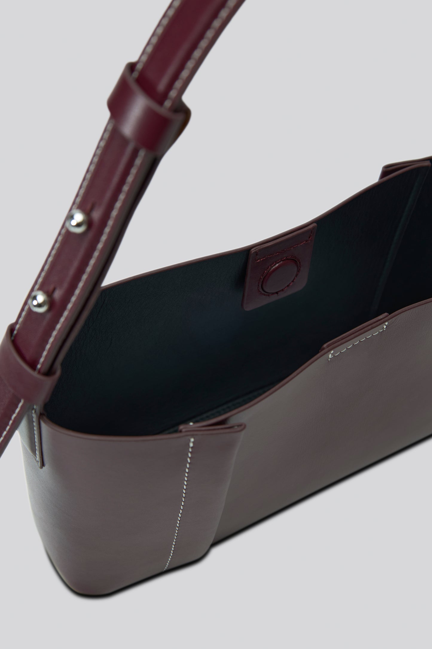 THE TOTE PLISSÉ EAST-WEST BURGUNDY