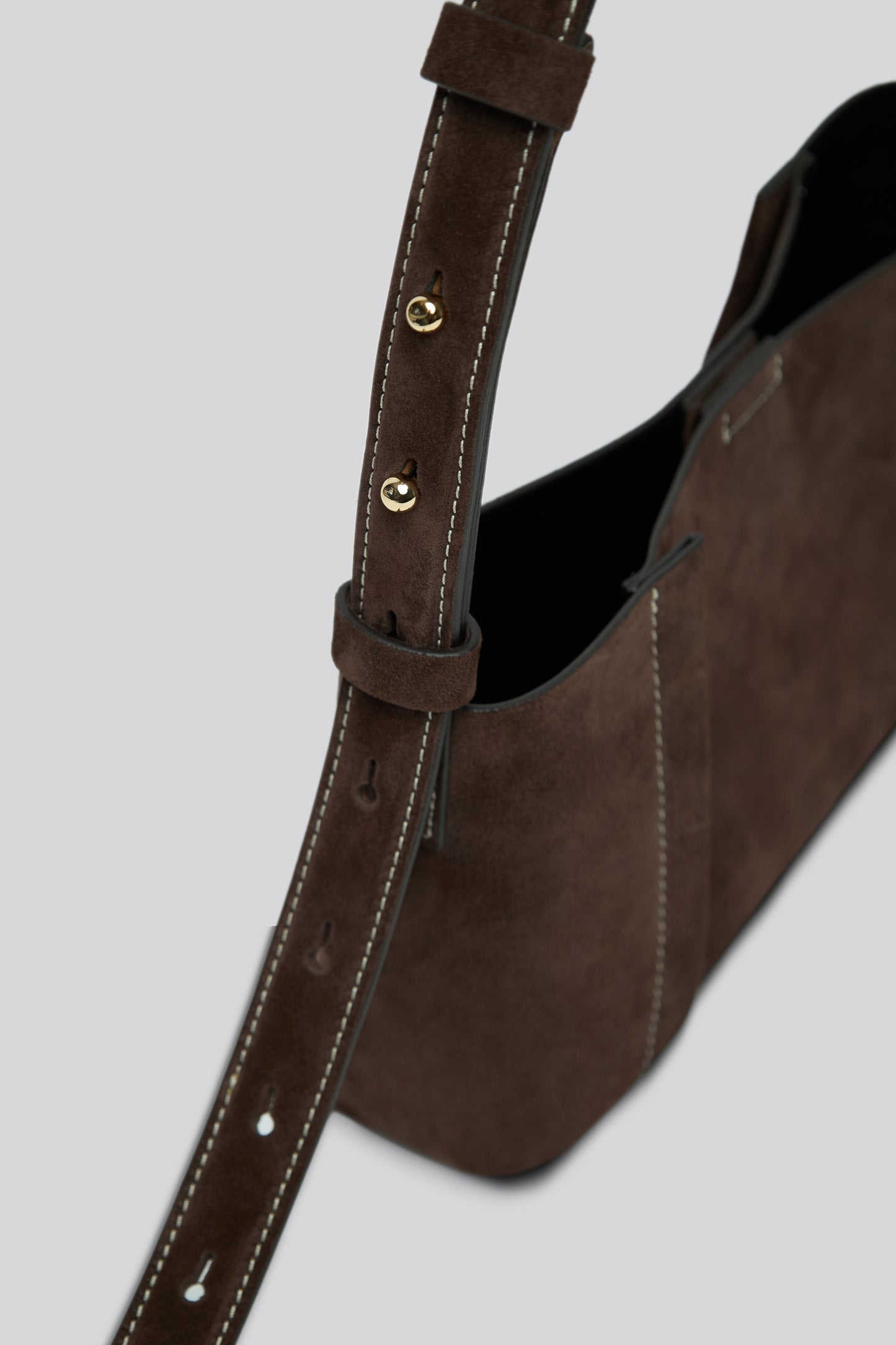 THE TOTE PLISSÉ EAST-WEST DARK BROWN SUEDE