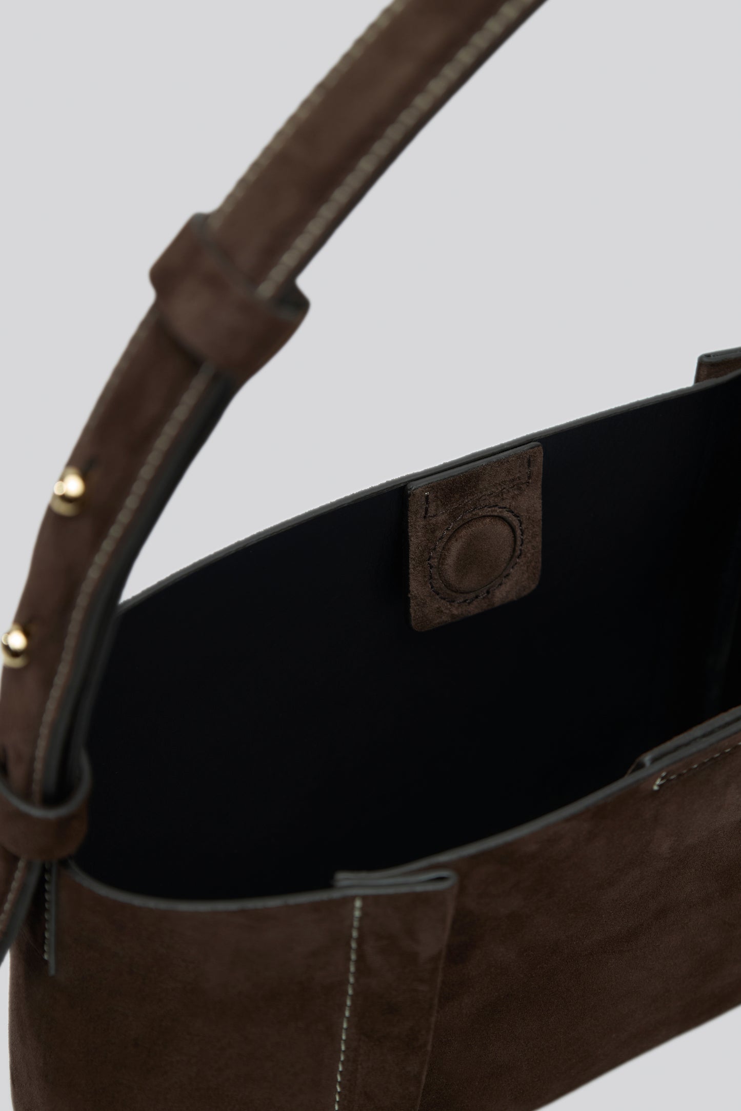 THE TOTE PLISSÉ EAST-WEST DARK BROWN SUEDE