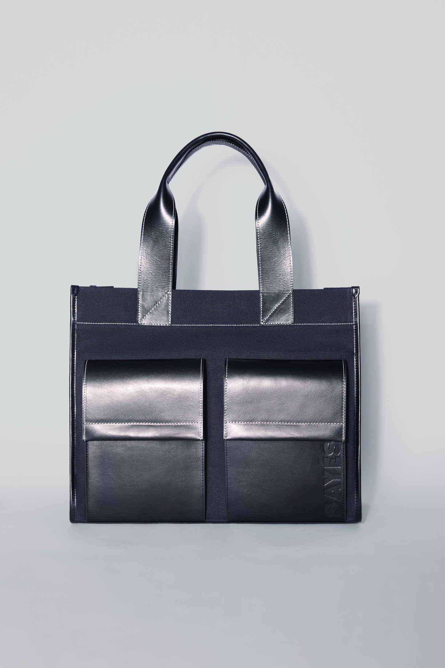 STITCHED POCKET MAXI TOTE IN NAVY AND BLACK