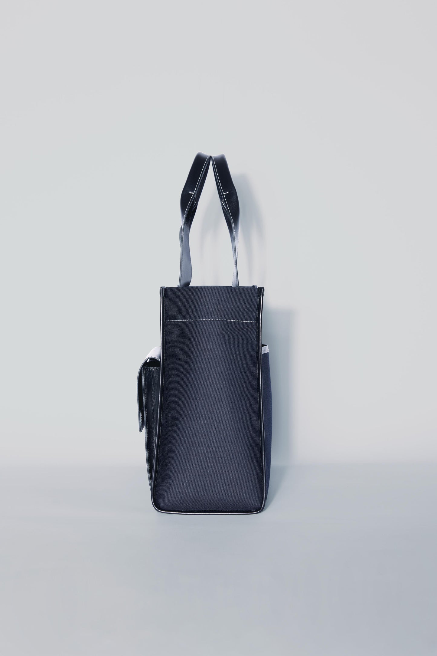 STITCHED POCKET MAXI TOTE BAG IN NAVY AND BLACK