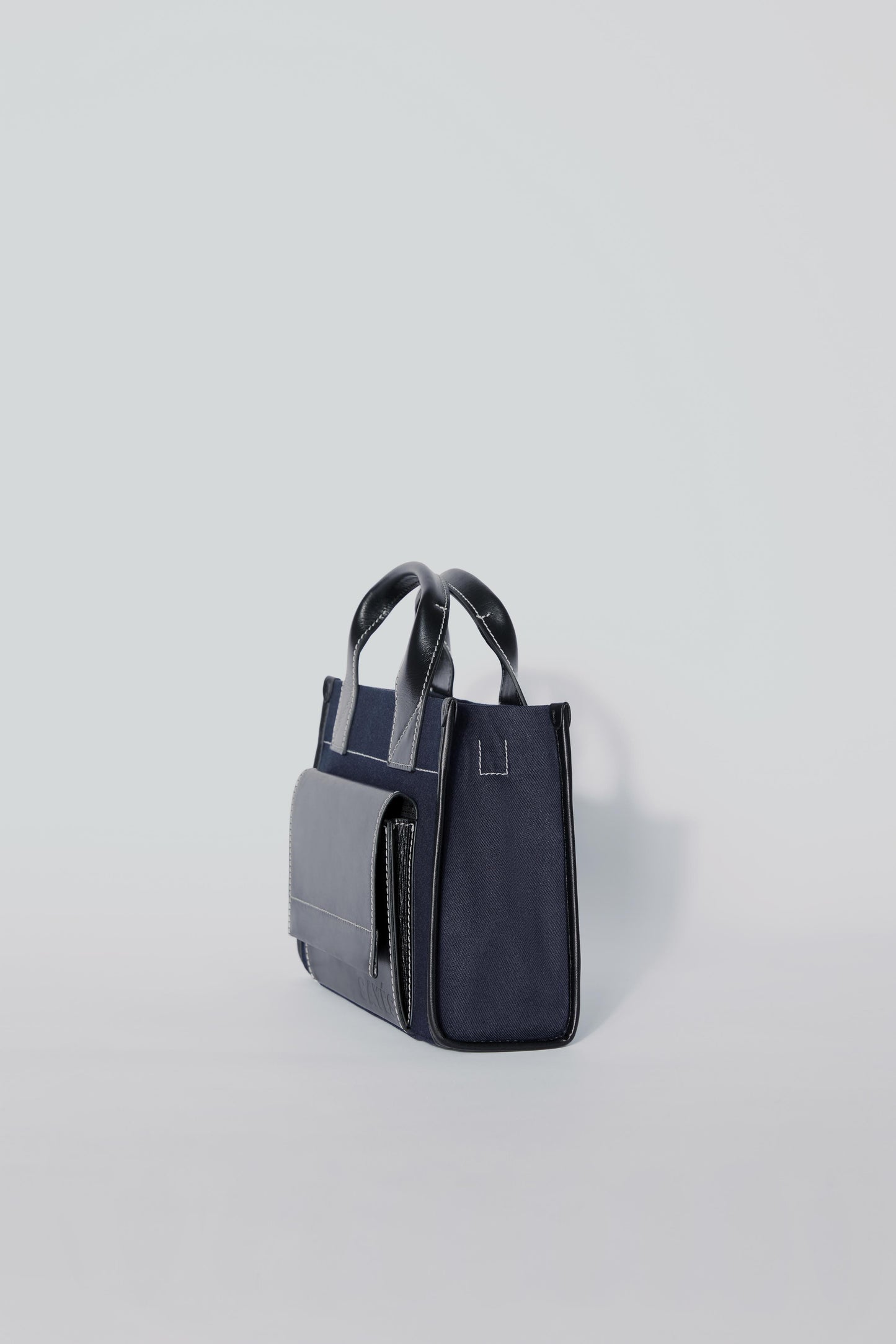 STITCHED POCKET MINI TOTE BAG IN NAVY AND BLACK